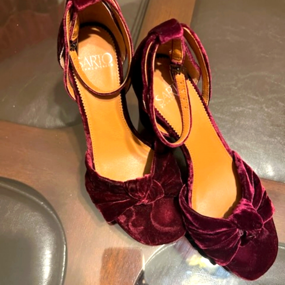 Used SARTO Franco 21/2" heel